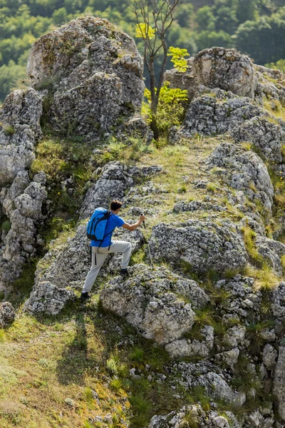 Genç adam dağda hiking — Stok fotoğraf