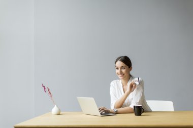 Ofisteki genç bayan.