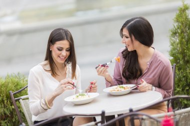 Restoran'ın genç kadınlarda