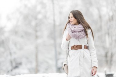 Kış adlı genç bir kadın