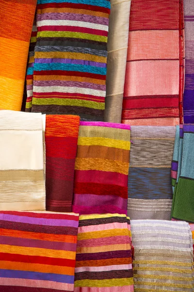Färgglada tyger på marknaden Agadir i Marocko — Stockfoto