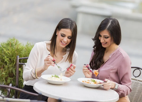 Jonge vrouwen in restaurant — Stockfoto