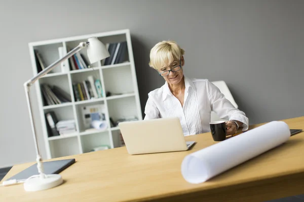 Vrouw op kantoor — Stockfoto