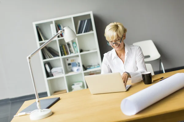 Vrouw op kantoor — Stockfoto