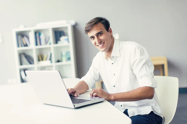 Joven en la oficina — Foto de Stock