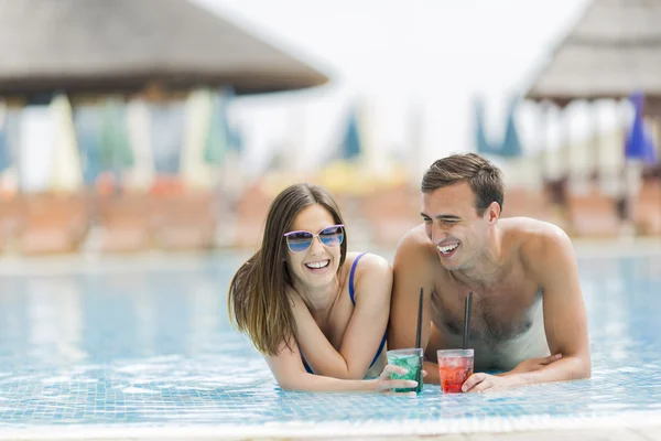 Jeune couple au bord de la piscine — Photo