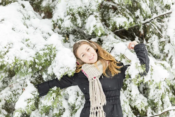 Fiatal nő téli időben — Stock Fotó