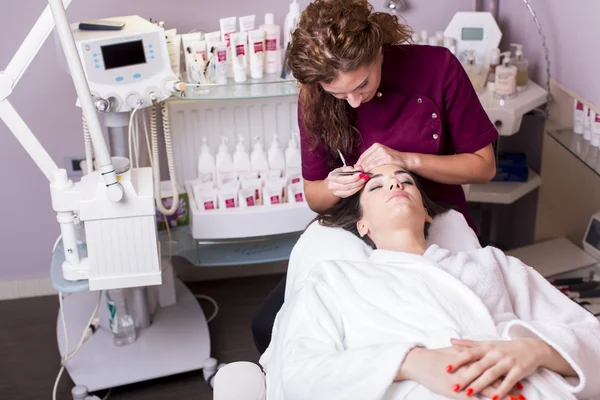 Vrouw met een cosmetische behandeling — Stockfoto