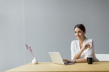 Ofisteki genç bayan.