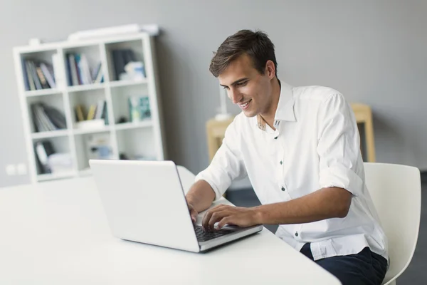 Jeune homme dans le bureau — Photo