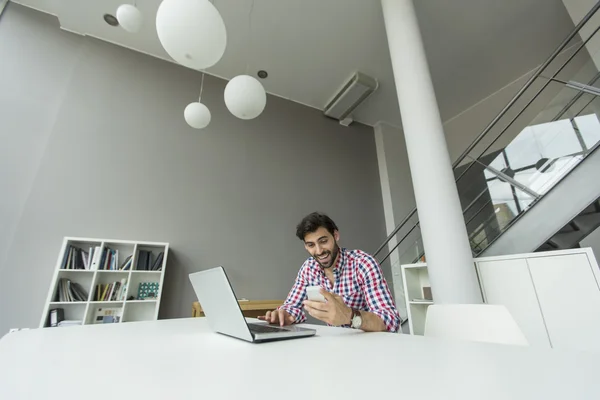 Jeune homme dans le bureau — Photo