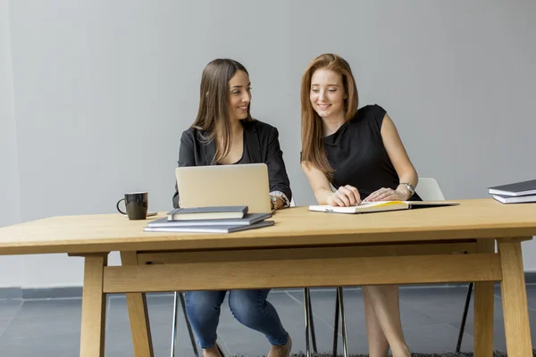 Junge Frau im Büro — Stockfoto