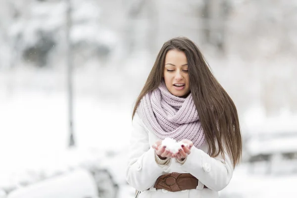 Jonge vrouw op winter — Stockfoto