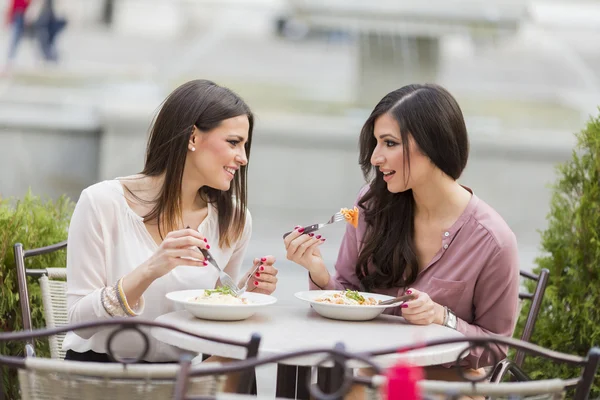 Restoran'ın genç kadınlarda — Stok fotoğraf