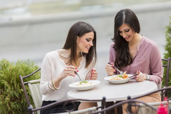 Giovani donne nel ristorante — Foto Stock