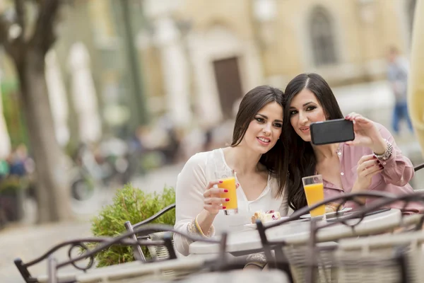 Young women in the cafe — Stock Photo, Image