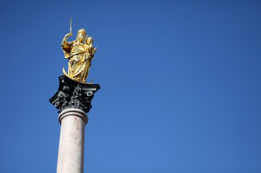 Marienplatz, Meryem heykeli. Münih