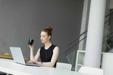 Ofisteki genç bayan.