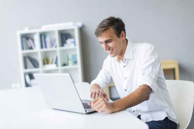 Ofisteki genç adam.