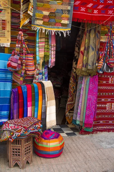 Kolorowe tkaniny na rynku Agadir Maroko — Zdjęcie stockowe