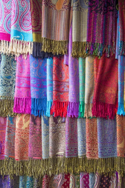 多彩的面料，在摩洛哥阿加迪尔市场上 — 图库照片