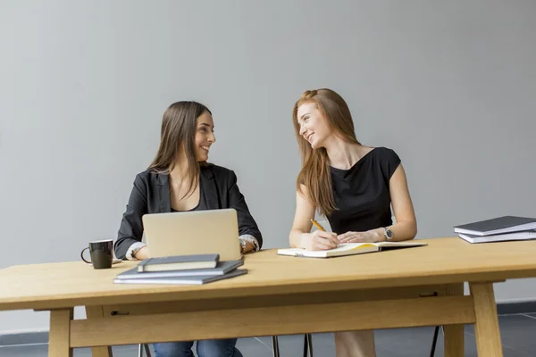 Jonge vrouw in het kantoor — Stockfoto