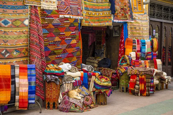 Tecidos coloridos no mercado Agadir em Marrocos — Fotografia de Stock
