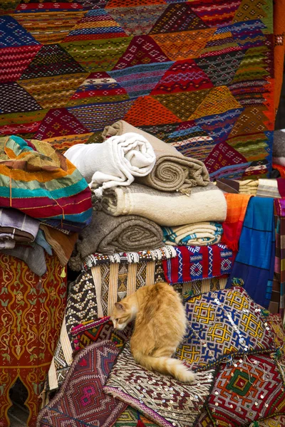 Bunte Stoffe auf dem Agadir-Markt in Marokko — Stockfoto