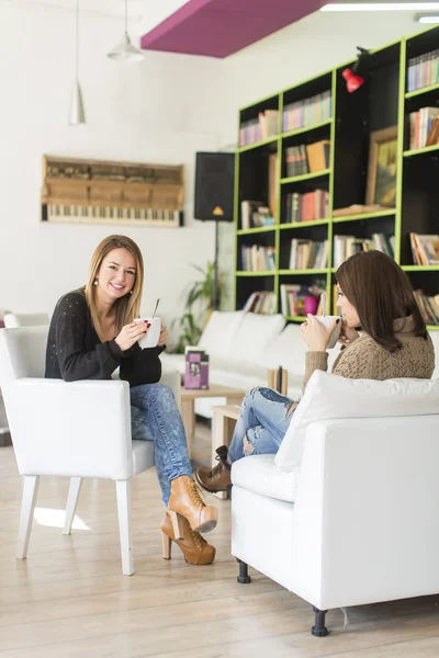 Giovani donne che parlano e bevono tè — Foto Stock