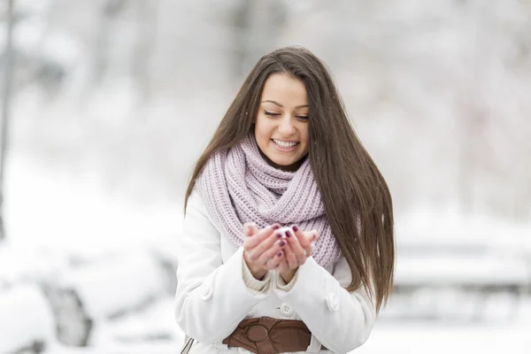 Jeune femme en hiver — Photo