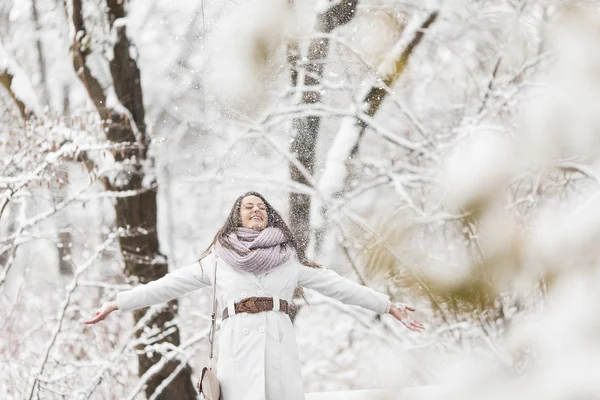 Junge Frau im Winter — Stockfoto