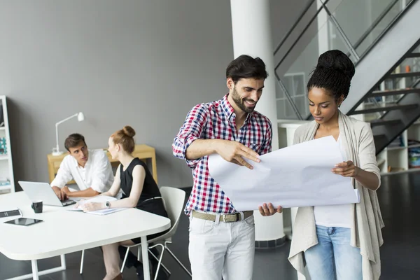 Junge Leute im Büro — Stockfoto