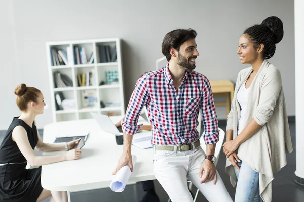 Junge Leute im Büro — Stockfoto