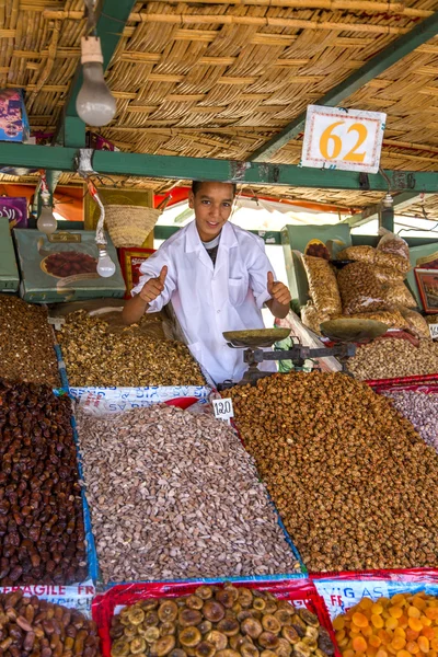 Vendedor de fruta seca —  Fotos de Stock