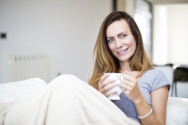 Genç bayan çay içiyor.