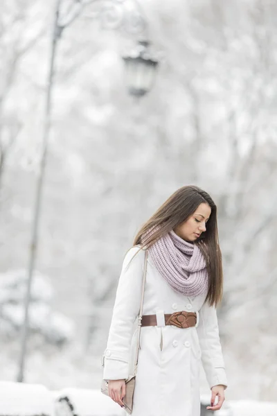 Jonge vrouw op winter — Stockfoto