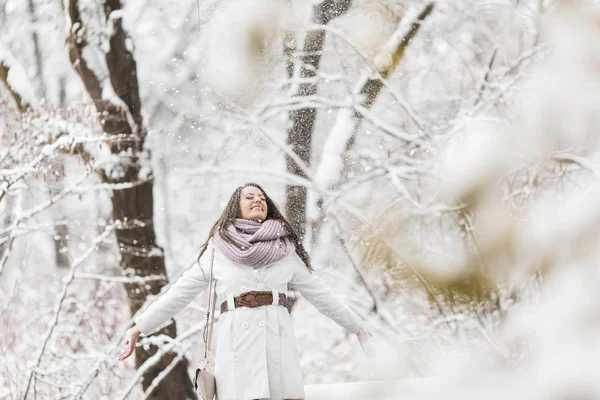 Jonge vrouw op winter — Stockfoto