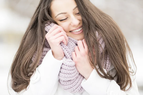 Junge Frau im Winter — Stockfoto