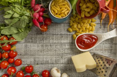 Masada taze yemek var.