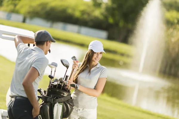 Νεαρό ζευγάρι στο γήπεδο golf — Φωτογραφία Αρχείου