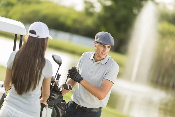 Młoda para na pole golfowe — Zdjęcie stockowe