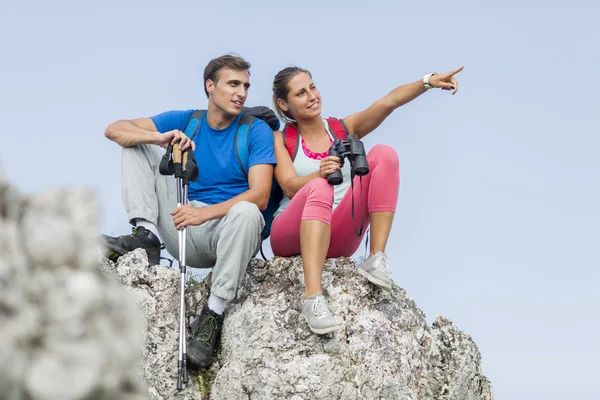 Genç bir çift dağda hiking — Stok fotoğraf