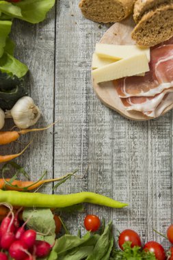 Masada taze yemek var.