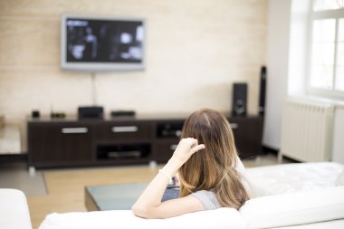 Uzaktan kumandalı genç kadın