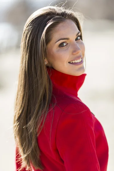 Bella giovane donna in cappotto rosso — Foto Stock