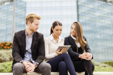 genç iş adamları açık havada