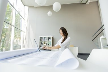 Ofisteki genç bayan.