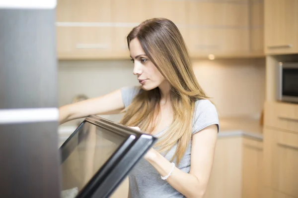 Mujer joven en la cocina —  Fotos de Stock