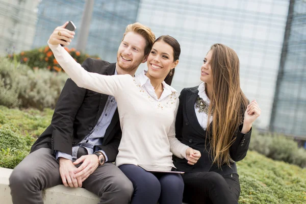 Молоді люди фотографуються з мобільним телефоном — стокове фото