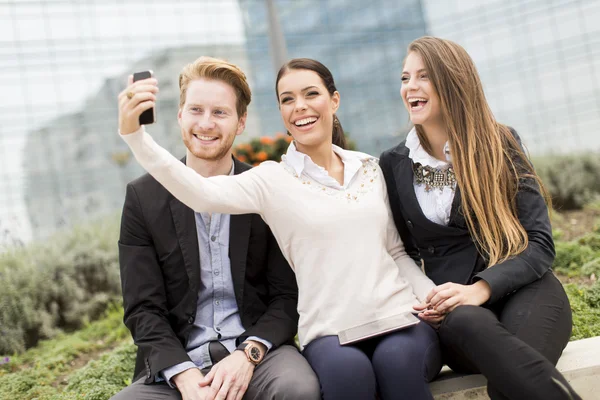 Молоді люди фотографуються з мобільним телефоном — стокове фото